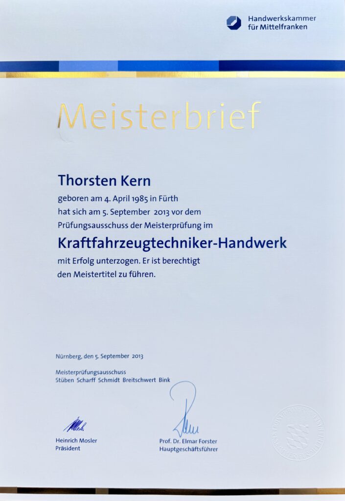 Meisterbrief der Handwerkskammer für Mittelfranken für Thorsten Kern, geboren am 4. April 1985 in Fürth, ausgestellt am 5. September 2013. Der Brief bestätigt die bestandene Meisterprüfung im Kraftfahrzeugtechniker-Handwerk und berechtigt zum Führen des Meistertitels. Unten befinden sich Unterschriften und ein Siegel.